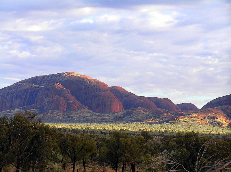 Olgas Kata Tjuta1.jpg - Die Kata Tjuta (die Olgas) sind eine Gruppe von 36 Inselbergen in Zentralaustralien ca. 51 km entfernt von dem Ort Yulara. Gemeinsam mit dem 30 km entfernten Uluru (Ayers Rock) bilden sie den Uluru-Kata-Tjuta-Nationalpark. Der höchste Fels ragt 564 m aus der Umgebung heraus (1.069 m).